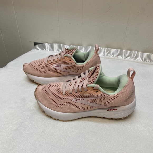 Brooks Revel 6 athletic running shoes in the Peach Whip/Pink women’s size 6.5 - Picture 2 of 12